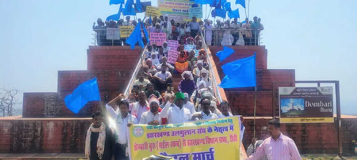 झारखंड में ‘पेसा’ एक्ट लागू करने की मांग तेज, डोंबारी बुरू पहाड़ी से झारखंड विधानसभा तक पैदल मार्च पर निकले सैकड़ों आदिवासी